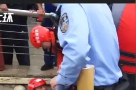 抑郁症女孩服药后跳湖，消防公安果断跳水援救视频封面
