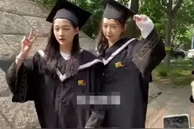 关晓彤回北电补拍毕业照，当众人面接地气狂吃东西补充能量图片