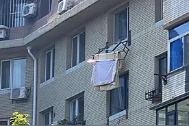 悲剧！女子晾晒被褥，从5楼坠落图片