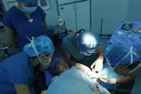 手术台上，6岁小姑娘：故事讲完啦图片