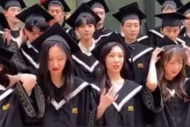 王俊凯北电拍摄班级毕业照 发型学生气息很显乖图片