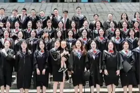 医科大学女生抱娃C位拍毕业照，摄影师：同学投来羡慕的眼光视频封面