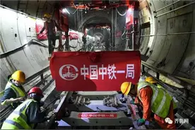 穿越国内最长地铁海底隧道，青岛地铁1号线全线轨通图片