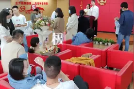 有新人凌晨4点钟排队，“520”武汉各区婚姻登记窗口幸福感“爆棚”图片