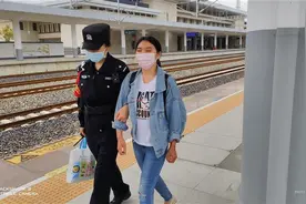 温情520，盲妻带着襁褓女婴探望打工丈夫图片