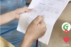 言传身教！孩子考47分试卷要签字，父亲：先等我装完这车货！被网友评论看哭图片
