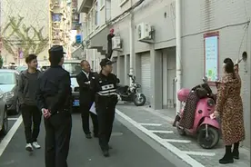 商户违规墙上开洞 多部分联合执法进行封堵图片