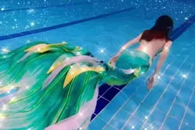 杭城游泳馆里来了一群“美人鱼”，两天两千多培训费，仍挡不住都市丽人的热情图片