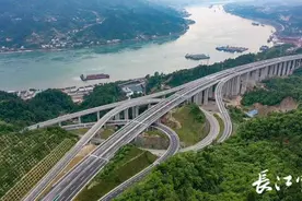 三峡大坝南北两岸翻坝高速公路全面建成图片