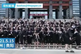 女大学生抱娃站C位拍毕业照，网友：人生赢家，学习家庭两不误图片