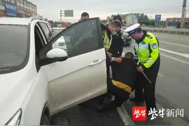车辆停在红绿灯路口一直不动，民警一看：糟了图片