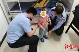 心太大！两岁男孩走失被好心人交派出所，民警送回家他爸还没睡醒图片