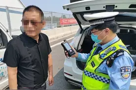 这姥爷心够大的！半瓶三鞭酒下肚驾车带着俩外孙玩耍图片