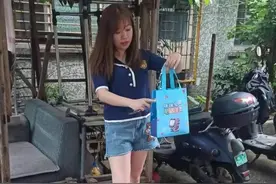 柳州女辅警下楼拿快递，捡到一个手提袋：不好，赶紧报警图片