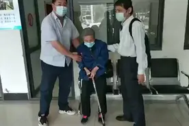 90岁高龄老人失忆街头 热心众人助其寻亲图片