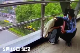 女孩在地铁站厅崩溃大哭，女辅警：把男朋友喊过来图片