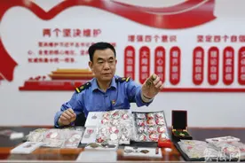 合肥一铁路职工收藏2000多枚纪念徽章 串起一段段红色历史记忆图片