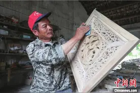 小刀“刻出”幸福路 浙江德清聋哑人坚守木雕技艺36年图片