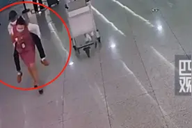 老人突发疾病 机场女工作人员背起一路小跑图片
