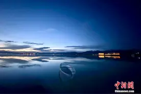 航拍初夏落日余晖下的“天空之镜”图片