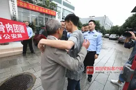 走失31年后，他在桂林与亲生父母紧紧抱在一起图片