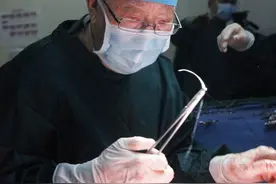 同事忆吴孟超：不要指望吴老会表扬你，他的不吭声就是对你最大的褒奖图片