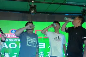 青岛啤酒举办速饮大赛 冠军5秒71喝掉300毫升啤酒图片