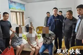 “仙人跳”升级：小伙遭大妈色诱，一眨眼金戒指没了图片
