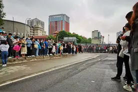 “袁爷爷，一路走好！”长沙上千群众夹道送别袁隆平院士图片