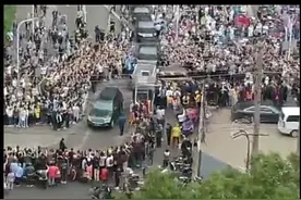 长沙市民雨中送别袁隆平，齐喊“一路走好！”图片