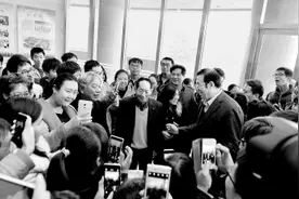 “脚上有泥，心中有光”图片