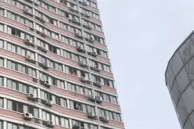 酒后与男友吵架，嘉兴女子为泄愤从15楼连扔123件物品图片