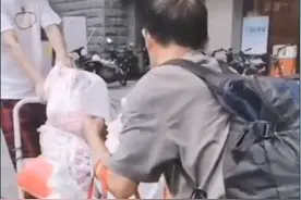 父亲带百斤特产坐30小时车看女儿，小推车都堆满了视频封面