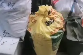 父亲带百斤特产坐30小时车看女儿，小推车都堆满了视频封面