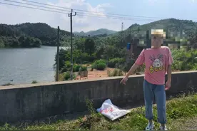 郴州男子偷鸭时手机掉了，返回问鸭主人“你看到一台手机吗？”鸭主人：“我看到你偷鸭子”图片