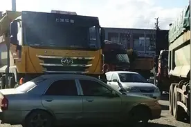 晚高峰两车轻微碰撞！司机下车争吵不肯挪车！堵了两公里……图片