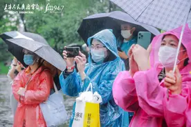 廖昌永、方书剑师生同台歌唱《长征组歌》，全明星阵容奏响辰山草坪上的绝美音符图片