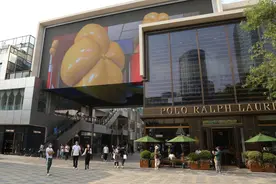 北京三里屯广场现裸眼3D大屏图片