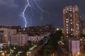 云南昆明现强对流天气 闪电划破夜空图片