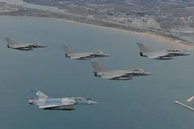 法国对F4标准“阵风”战斗机进行飞行试验图片