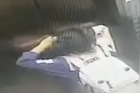 女童被困故障电梯按警铃无人应答，物业：需长按5秒视频封面