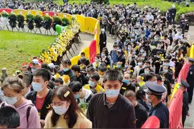 民众跪地痛哭，夫人洒泪挥别……袁隆平遗体送别仪式的这些画面，再度泪目图片