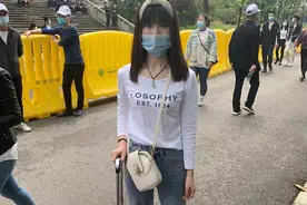 衡阳90后生物学学子请假来送别袁隆平，“他说自己也是90后的样子非常可爱！”图片