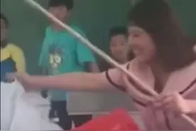 男孩头套塑料袋扮新娘，揭开红盖头的却是老师，网友：来自老师的惊吓图片