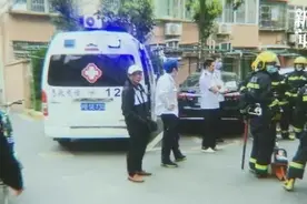 巨婴！仅仅被踩了一脚，沪一女子拨打120急救，还要等爸爸来图片