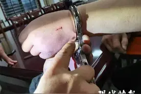 网购手铐戴着玩，结果拧断两把钥匙都打不开图片