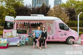一车粉色一路浪漫，一杯咖啡一生“香伴”图片