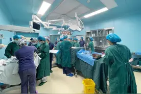 泸州52岁高龄产妇生下双胞胎图片