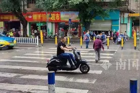 突发！柳石路斑马线上，面包车将两名七旬老人撞飞图片