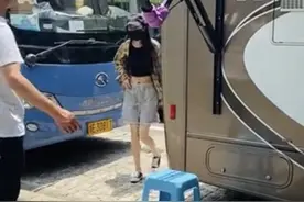 杨幂新剧现场照曝光“蚂蚁腰”纤细边走边提裤子图片